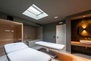 um quarto de hospital com uma cama e uma clarabóia em Limen Wellness Hotel & Spa em Campofelice di Roccella