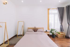 Un dormitorio con una cama grande y una ventana en 3 Tầng Mây (Homestay & Coffee) en Ấp Ða Lôc