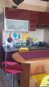 - une cuisine avec un évier et un comptoir dans l'établissement Studio meublé, à Riffiene
