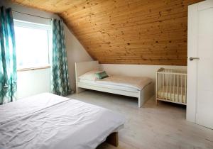 sypialnia z 2 łóżkami i oknem w obiekcie Domki u Goni w Karwieńskim Błocie