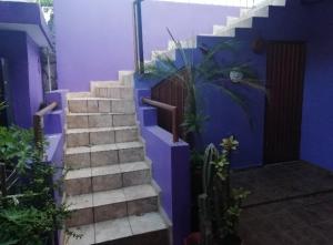 un conjunto de escaleras con una pared azul en Departamento excelente zona, en Tampico