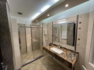 Bilik mandi di Aleksandar Villa & Spa