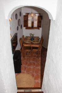 - une salle à manger avec une table et des chaises dans l'établissement Acogedora casa rural en Olvera ,La Morada, à Olvera