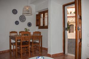a dining room with a table and chairs at Acogedora Casa Rural en Olvera La Morada in Olvera