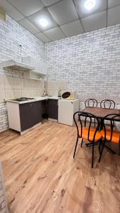 リヴィウにあるApartment Kotliarska st.-Moisha Houseのキッチン(テーブル、椅子付)