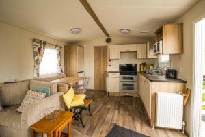 Kuchyň nebo kuchyňský kout v ubytování Beautiful Caravan With Decking At Wifi At Manor Park, Hunstanton Ref 23098t