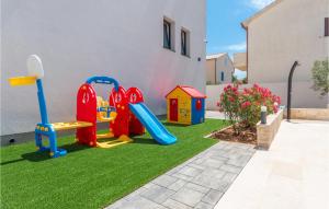 un patio con parque infantil sobre césped en Nice Home In Turanj With House Sea View, en Turanj