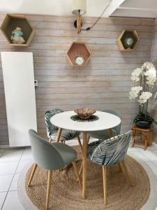 海洋拉卡諾的住宿－JOLIE MAISON AU GOLF，一间带桌子和两把椅子的用餐室