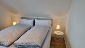 ボルクムにあるHaus Polarsternの小さな部屋 ベッド2台 ランプ2つ付