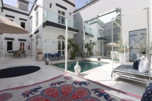 une villa avec piscine et une maison dans l'établissement Riad 5 Chambres & Piscine & Breakfast - Marrakech, à Marrakech