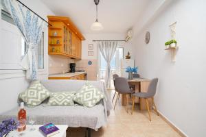 クリッシ・アモウディアにあるLa Casa de Fokas - Beach Homeの小さなリビングルーム(ソファ、テーブル付)