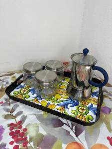 Příslušenství pro přípravu čaje a kávy v ubytování Casa di Ape Emma