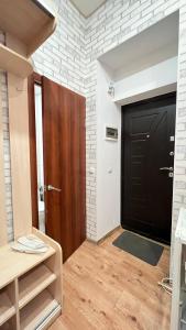una stanza con una porta nera e un muro di mattoni di 10/8 Kotliarska Moisha House a Lviv
