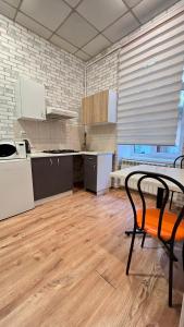 una cucina vuota con tavolo e sedia in una stanza di 10/8 Kotliarska Moisha House a Lviv