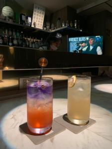 高雄市にあるインターナショナル シチズン ホテルのバーのテーブルに座ってカクテル2杯