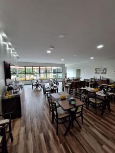 Hotel Reserva do Xingó في ببرانا: مطعم فيه طاولات وكراسي في الغرفة