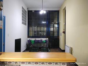 布宜諾斯艾利斯的住宿－COMO EN CASA en Buenos Aires，享有配有桌椅的房间的景色