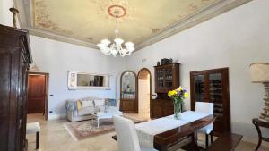 uma sala de jantar com uma mesa e um sofá em Tuscan Palace - Buratti em Montepulciano