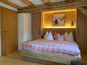 um quarto com uma cama num quarto com paredes de madeira em Plaik-Häusl em Annaberg im Lammertal