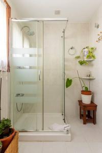 a shower with a glass door in a bathroom at Habitación cerca de todo en casa de Emilia in Altea