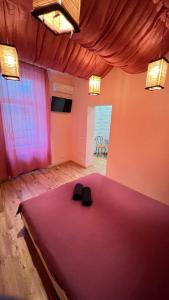 リヴィウにある5/3Kotliarska Moisha Houseのベッドルーム(紫の毛布を使用した大型ベッド1台付)