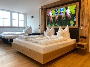 EmmeringにあるGasthof & Hotel Bichlerの壁に絵画が飾られた部屋のベッド2台