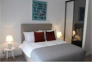 Postel nebo postele na pokoji v ubytování 2 Bedroom Apartment - Birmingham city centre