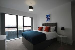 Postel nebo postele na pokoji v ubytování 2 Bedroom Apartment - Birmingham city centre