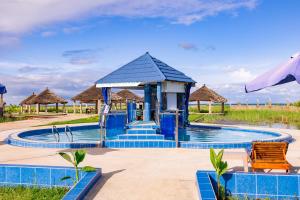 einen Pool in einem Resort mit einem Pavillon in der Unterkunft Seaview 1-Bed Suite on Cape Point Beach Bakau in Bakau