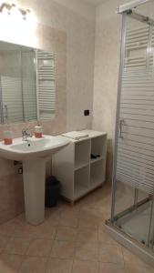 ein Bad mit einem Waschbecken und einer Dusche in der Unterkunft B&B Agora' in Gardone Riviera