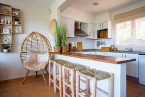 eine Küche mit einer großen Insel mit Hockern in der Unterkunft Casa Loto in Pals