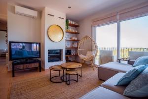 a living room with a couch and a tv at Casa Loto in Pals