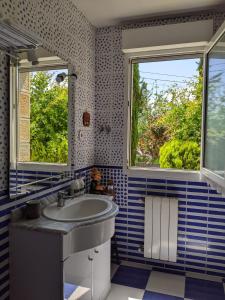 a bathroom with a sink and two windows at Casa Rural Bilbao Caserio Gondra Alquiler Habitaciones in Mungia