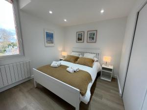 - une chambre avec un lit et 2 serviettes dans l'établissement Joli appartement Chez Dam, à Caen
