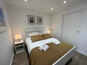 sypialnia z dużym łóżkiem z ręcznikami w obiekcie Joli appartement Chez Dam w Caen