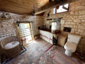 łazienka z toaletą i umywalką w pokoju w obiekcie Maison des gardiens du château w mieście Béru