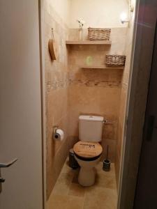 Cette petite chambre comprend une salle de bains pourvue de toilettes. dans l'établissement Agréable maison de village., à Castellane