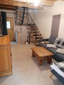 - un salon avec un canapé et une table basse dans l'établissement Agréable maison de village., à Castellane