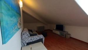ein Wohnzimmer mit einem Sofa und einem Flachbild-TV in der Unterkunft VIOLA - A Due Passi Dal Mare in Savona