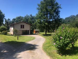 einen Weg zu einem kleinen Haus auf einem Hügel in der Unterkunft Domaine Harrieta in Saint-Jean-le-Vieux