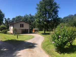 a path leading to a small house on a hill at Domaine Harrieta in Saint-Jean-le-Vieux