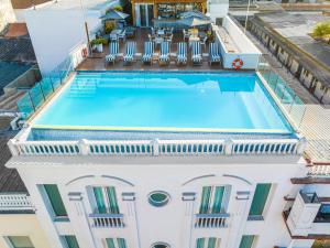 una vista aérea de una piscina en la parte superior de un edificio en GHL Arsenal Hotel en Cartagena de Indias