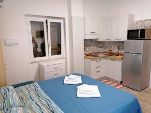 une cuisine avec une table bleue et des serviettes. dans l'établissement Parco dei Gerani, à Formia