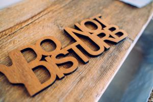 a wooden sign for the word cash sitting on a table at Agriturismo Sweet Cottage in Marina di Grosseto