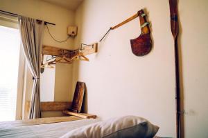 a room with a guitar hanging on the wall at Agriturismo Sweet Cottage in Marina di Grosseto