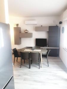 a dining room with a table and chairs at La Casina di Nonna Giulia in Castiglione dʼOrcia