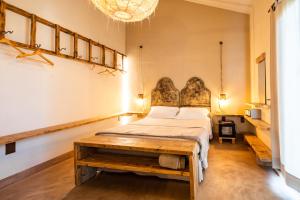 a bedroom with a large bed with a wooden headboard at Agriturismo Sweet Cottage in Marina di Grosseto