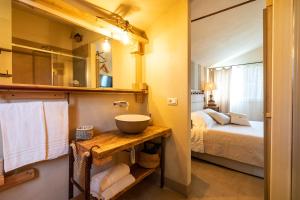 a bathroom with a sink and a bed at Agriturismo Sweet Cottage in Marina di Grosseto