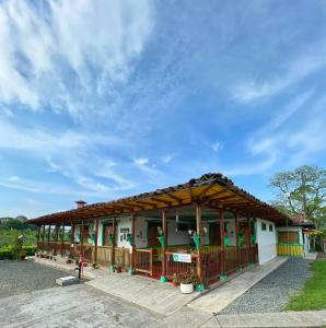 a building with a roof with a sky at Casa Lemar in Quimbaya