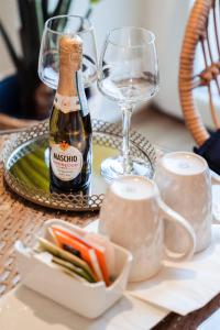 拉斯佩齊亞的住宿－樂5漁村拉斯佩齊亞旅館，一张桌子,上面放着一瓶葡萄酒和一盘食物